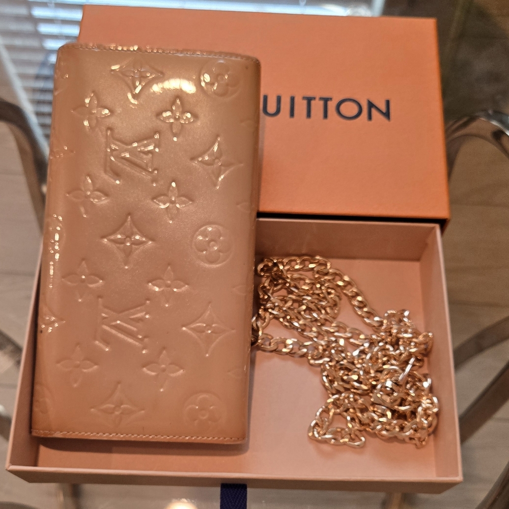 LouisVuitton Sarah patent leather wallet With COA& complimentary Crossbody Chain - Picture 4 of 17